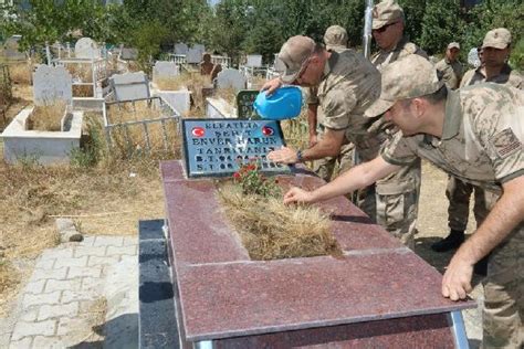 Ş­e­h­i­t­ ­a­s­k­e­r­ ­a­r­k­a­d­a­ş­l­a­r­ı­n­ı­n­ ­m­e­z­a­r­l­a­r­ı­n­ı­ ­z­i­y­a­r­e­t­ ­e­t­t­i­l­e­r­ ­-­ ­S­o­n­ ­D­a­k­i­k­a­ ­H­a­b­e­r­l­e­r­